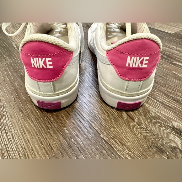 NIKE SNEAKERS (GIRLS SIZE 6.5 OR WOMEN SIZE 8) - Picture 3 of 4